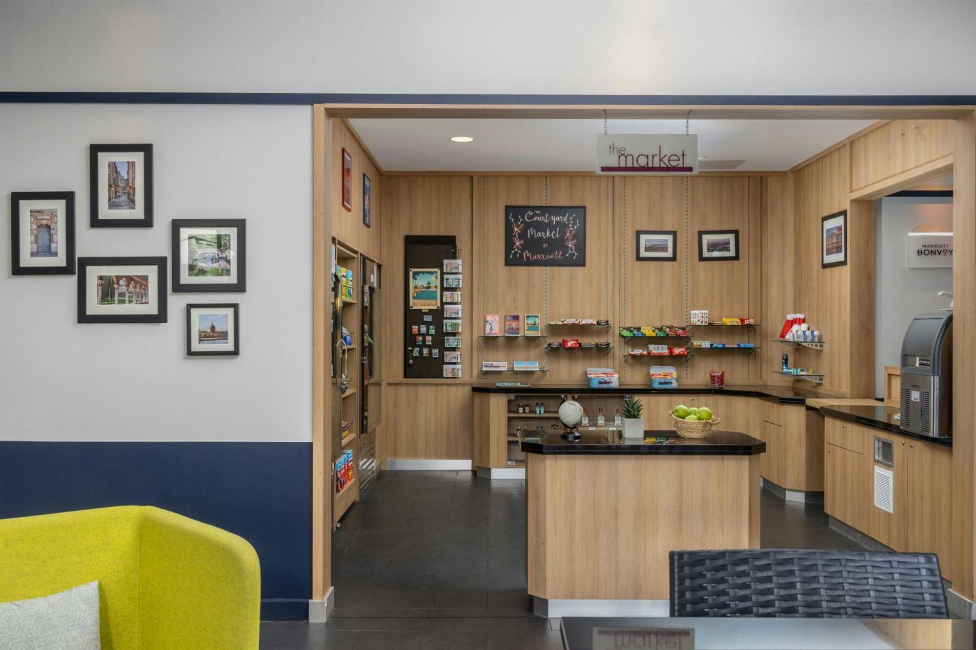 Courtyard By Marriott Toulouse Airport Hotell Exteriör bild