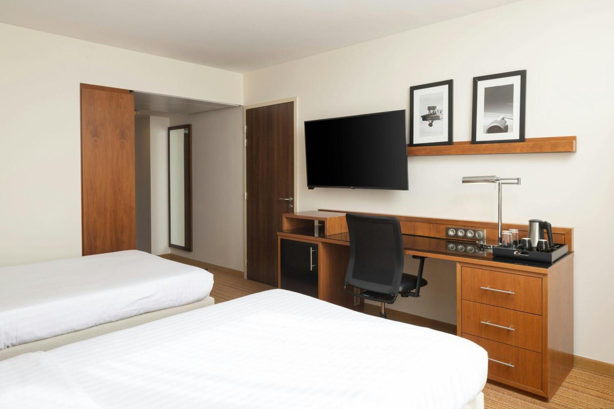 Courtyard By Marriott Toulouse Airport Hotell Exteriör bild
