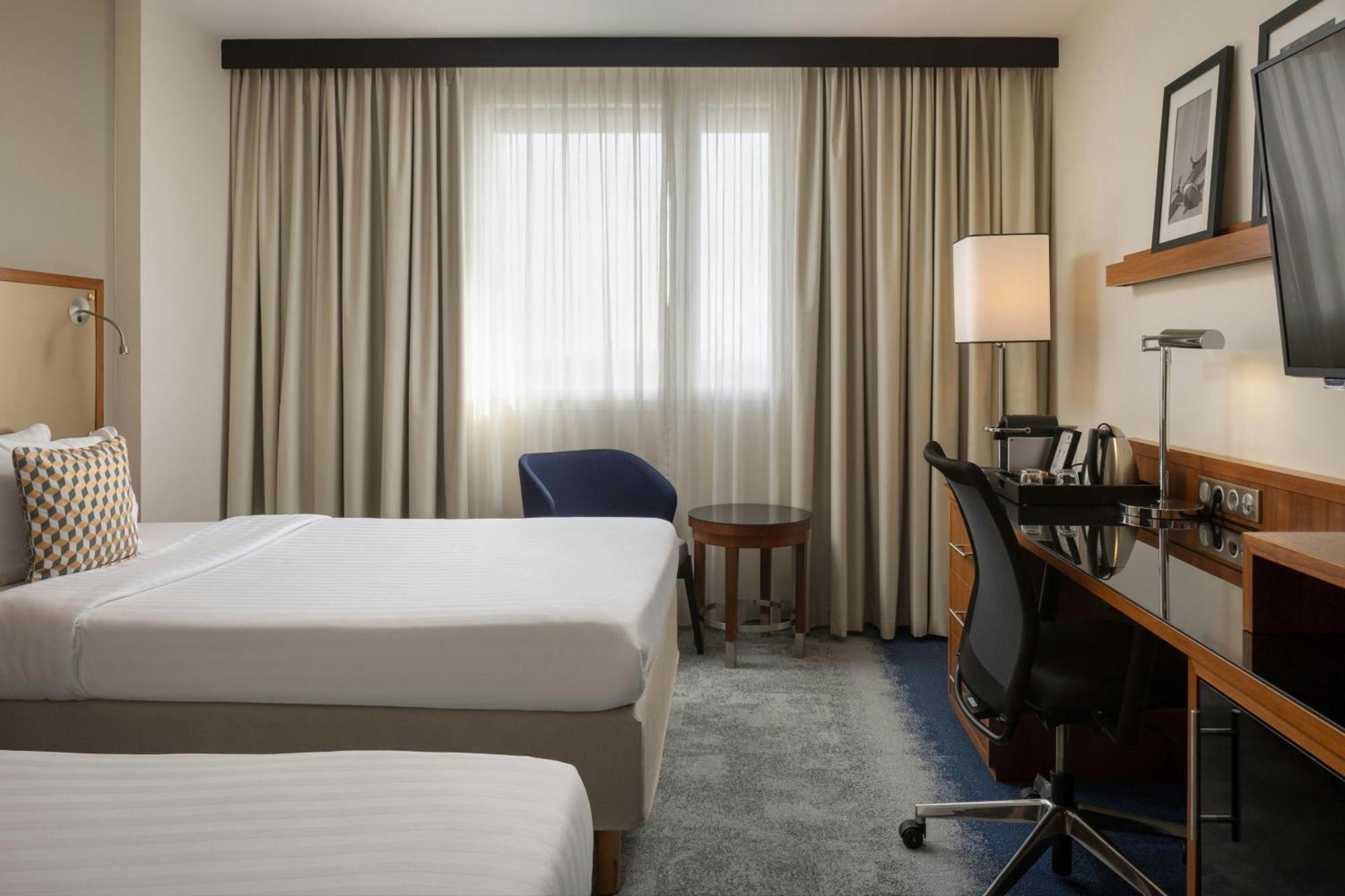 Courtyard By Marriott Toulouse Airport Hotell Exteriör bild